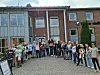 6. klasse ved Holla 10-årige skole utenfor rådhuset i Nome. Fredagens klassetur gikk til en omvisning av husets valglokaler.