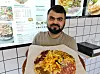 Baker selv: En del av det nye konseptet til Ulefoss Pizzagrill er å lage alt fra bunnen. Her viser innehaver Kamil Alizai (32) frem sin spesialitet «Vulcan».