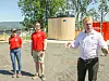 Torgeir Straand viser fram biogassgeneratoren på Søve.