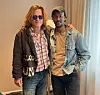 Tomas Kidane (24) sammen med Johnny Depp.