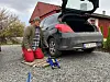Jørn Thorsberg benyttet klarværet til å ruste bilen for vinterføret på tirsdag. Til helgen er det meldt kulde, sludd og snø og nå er det mange som skifter dekk på bilene sine.