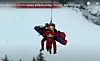 Her blir Ine Haugland fraktet bort fra utforløypa i St. Anton med helikopter. Foto: skjermdump FIS/YouTube.