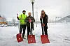 Står klare for å hjelpe: Ideas vaktmestergruppe tar gjerne på seg oppdrag med strøing. Her representert ved Rune Tveitstul, Halvor og Lene.