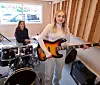 Bratt lærekurve: Esma på trommer og Emilia på bass har bare spilt på sine instrumenter i to år, men har blitt så flinke at de er klare for landsfinalen i UKM.