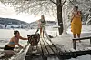 Havfruene på Hogga: Ellen Guldbrandsen er på vei opp av isvannet, mens Heidi Iren Solberg og Ruta Kjeldal følger med. Hver søndag bader de i anlegget ved Hogga sluser (foto: James Stensby Fountain).