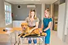 Veterinærer og lærere på Hest- og dyrefag ved Søve, Anette Brungot Dahl og Merete Serkland tester ut det nye undervisningsrommet, som er innredet som dyreklinikk. På bordet Tolleren Kira på 11 måneder.