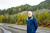 Harald Ovenstrøm har bekymringer rundt etableringen av et deponi her på Kjeldal. I bakgrunnen ligger fjellområdet, hvor Isachsen Anlegg planlegger en fjellhall for lagring av avfallet etter Søve-gruver. Nøyaktig hvor er det foreløpig ikke kommet informasjon om, men slik Kanalen forstår saken vil ikke fjelldeponiet komme i konflikt med driften av grustaket, eller det merkede turområdet på Husefjell.