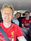 Tor Åsmund Leikvoll på vei til fotballkamp på Anfield. I baksetet ser vi sønnene Iver og Peder som også er Liverpool-fans.