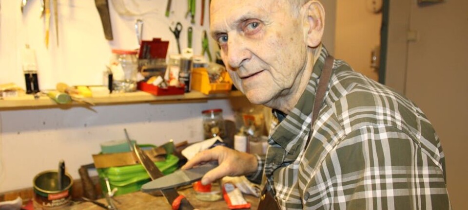 Roger er en altmuligmann som fikser kniver, lager økser og reparerer småting