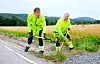 Vegmestere Thommas Pedersen og Ole Gøran Hauen, Grenlandskontrakten, sjekker en grøft og tilhørende stikkrenne (foto: Hanna Hekkelstrand/Telemark fylkeskommune).