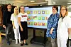 FLOTT GAVE: Virksomhetsleder Tobias Kalchreuter, helsefagarbeider Anne Marie Roheim, enhetsleder Lene Lien Hansen, Unni Madsen fra demensforeningen, og pleiemedarbeider Synnøve Rell foran den store smart-TV'en.