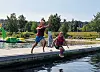Alvin Andersen (8) og kompisen Jim Frode Jensen Gulbrandsen (11) leker i badeparken på Ulefoss Gjestebrygge.