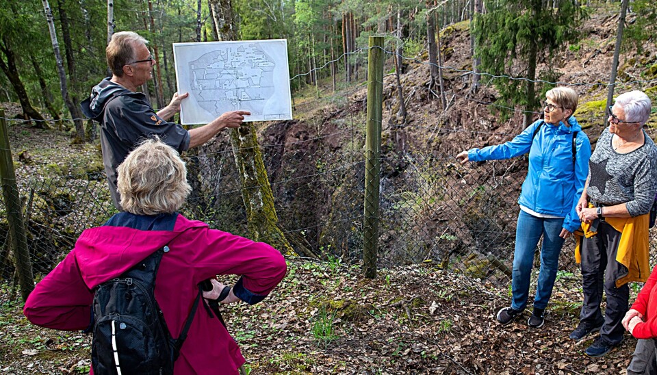 GRUVEHISTORIE: Ivar Fæhn Nilsen har både guidet og holdt foredrag om den gamle gruvehistorien i en årrekke. Her fra en tur i Gruveåsen med Bygdekvinnelaget.