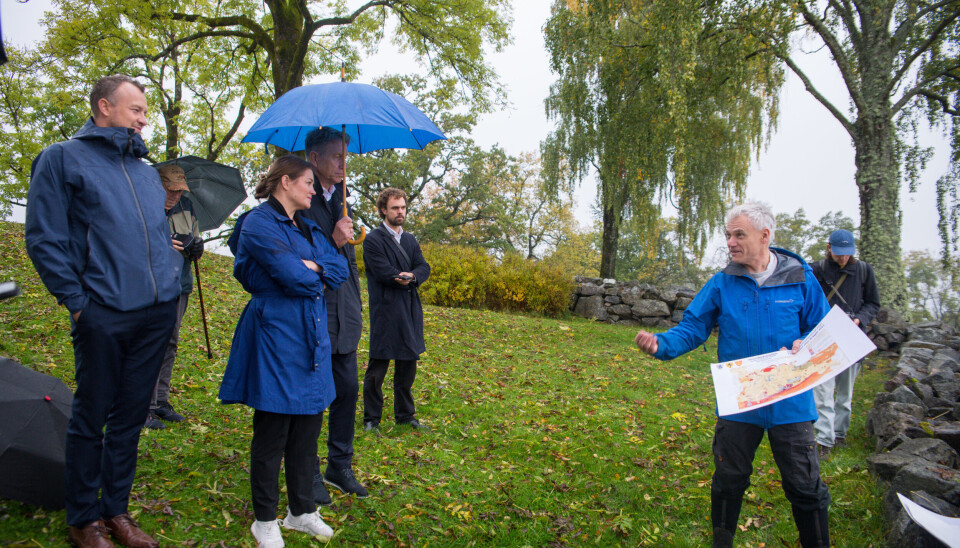 MINISTERMØTE PÅ HØYDEN: Tirsdag var næringsminister Cecilie Myrseth og energiminister Terje Aasland på besøk i Nome for å møte aktører på Fensfeltet. Dagen startet ved Holla kirkeruin, der regiongeolog Sven Dahlgren informerte.