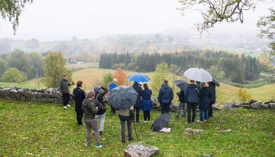 Delegasjonen som møtte opp på Høyden, tirsdag formiddag, fikk kanskje ikke den beste utsikten til Fensfeltet, men regiongeolog Sven Dahlgren fikk forklart hva som finnes under bakken.