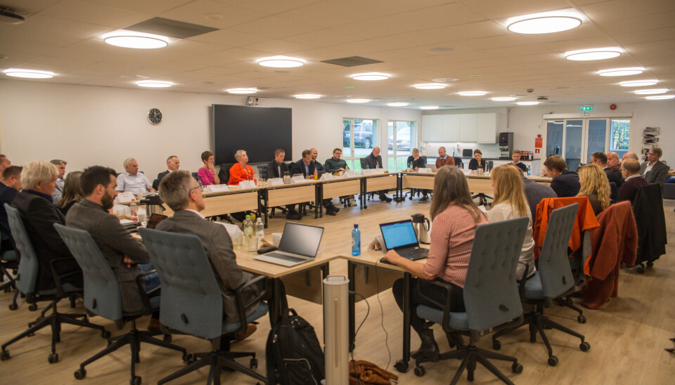 I kommunestyresalen var representanter fra kommune, fylkeskommune, statsforvalteren, industriorganisasjonene og gruveaktørene på Fensfeltet samlet. Her fikk ministerne orienteringer og ønskelister å ta med seg tilbake til regjeringen.