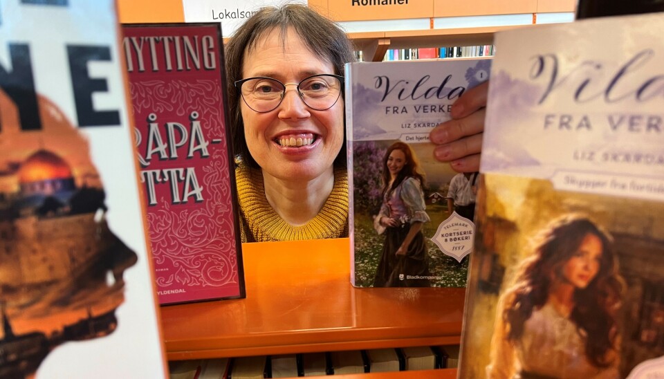 IKKE BARE BØKER: På utlånstoppen til biblioteket i 2024 lå det ikke bare bøker, men også en opplevelse som ble 'lånt ut' i samarbeid med lokalavisa. Biblioteksjef Kristin Kleppo Grøndalen rapporterer at det ble lånt ut hele 104 billetter. Men hva kunne man oppleve?