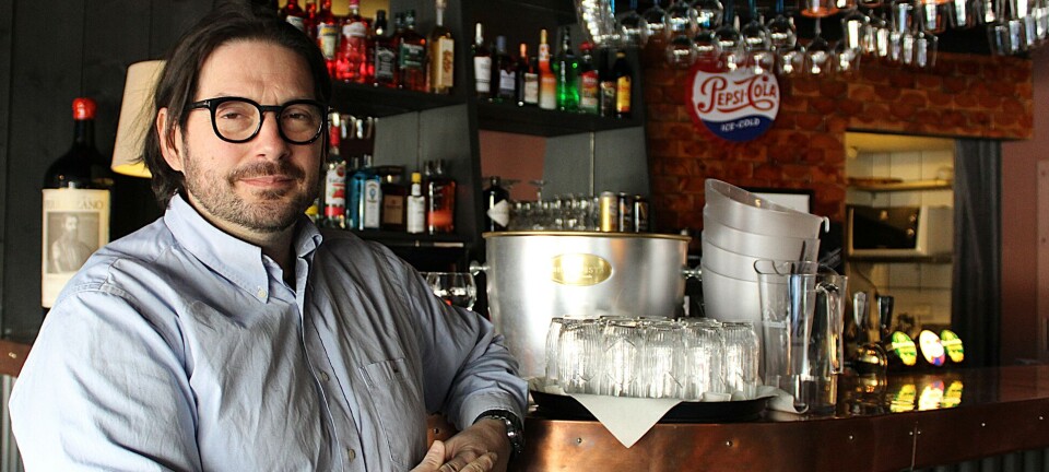 Nå åpner Alessandro dørene. – Velkommen til puben