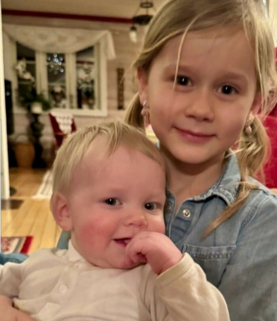 Joakim 1 år og Elise 8 år