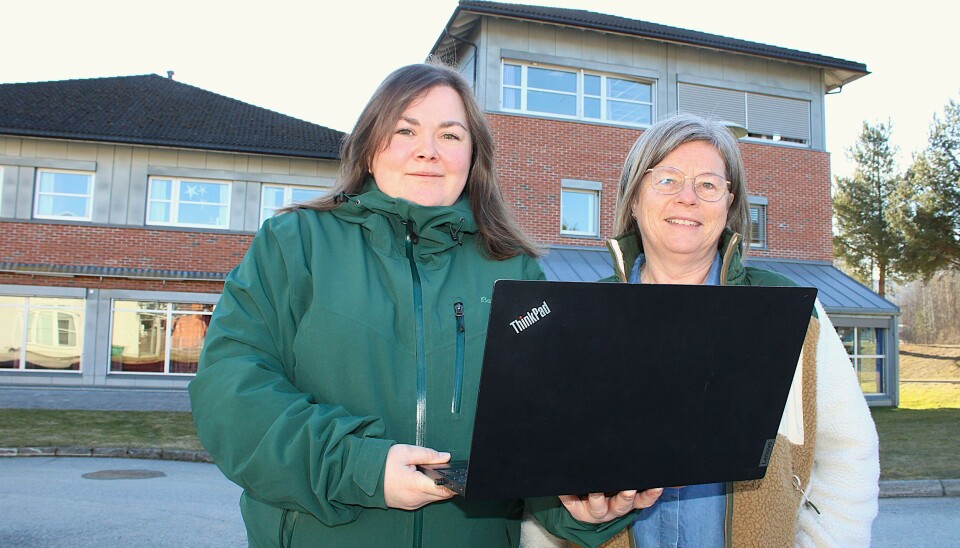 KOM BLI MED: Linn Malén Vefald fra Kanalen og Kari Holte Jenssen fra Sparebank1 Sør-Norge, håper mange eldre benytter seg av dette digitale tilbudet, som er helt gratis. Møt opp her i kafeen på Ribo, er deres oppfordring.