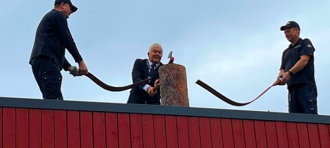 Kuttet slangen med ett hogg og åpnet brannstasjonen