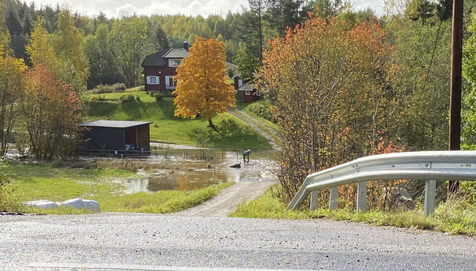 ISOLERT: Tuftedalen er avstengt av vann som flommer over veien. Kommunen har ingen løsning for beboerne.