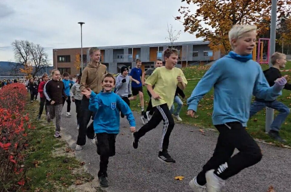 Knall og fall over startstreken. Se video fra årets skoleløp til inntekt for TV-aksjonen