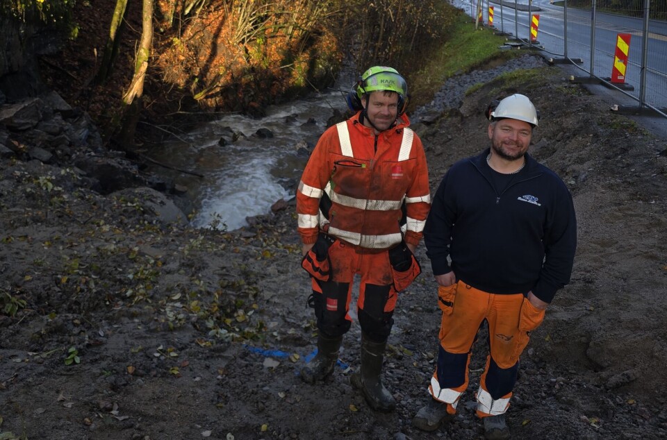 Graver opp deler av bekken og forlenger rørsystemet