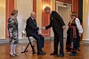 Oslo 20251028. Kåre Paul Langeland fra Ulefoss, ledsaget av Anne Helene hilser på Kong Harald og dronning Sonja under mottakelsen for mottakere av kongens fortjenstmedalje.Foto: Heiko Junge / NTB