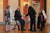 Oslo 20251028. Kåre Paul Langeland fra Ulefoss, ledsaget av Anne Helene hilser på Kong Harald og dronning Sonja under mottakelsen for mottakere av kongens fortjenstmedalje.Foto: Heiko Junge / NTB